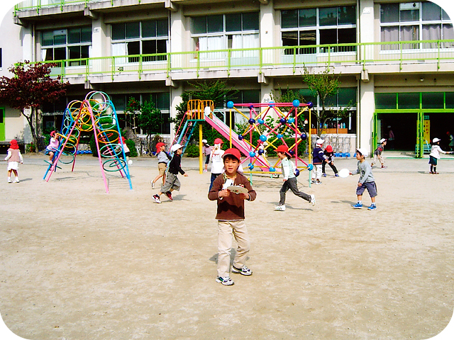 校庭で遊ぶ園児たち