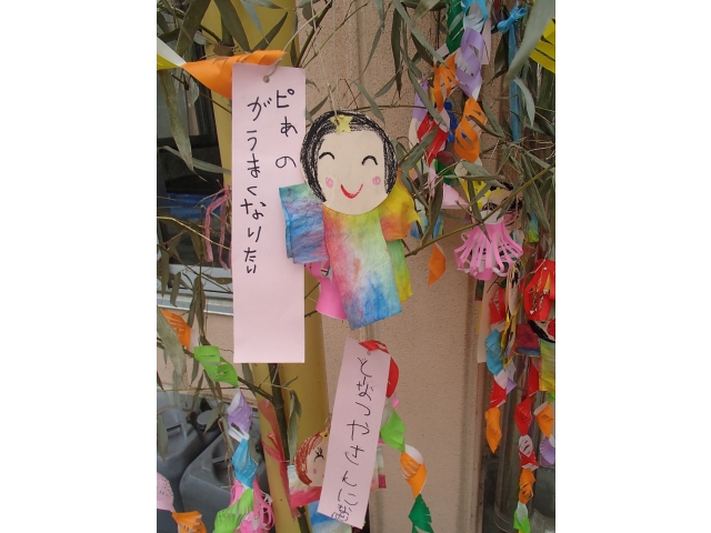年長さんは自分でお願い事を短冊に書きました。叶うといいね！