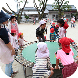 子どもたちの遊びに寄り添う